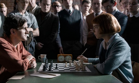 Además de trabajar en la ficción protagonizada por Taylor-Joy, Harry Melling también se lució en La vieja guardia y en El diablo a todas horas, dos películas originales de la plataforma de streaming. Además de trabajar en la ficción protagonizada por Taylor-Joy, Harry Melling también se lució en La vieja guardia y en El diablo a todas horas, dos películas originales de la plataforma de streaming.