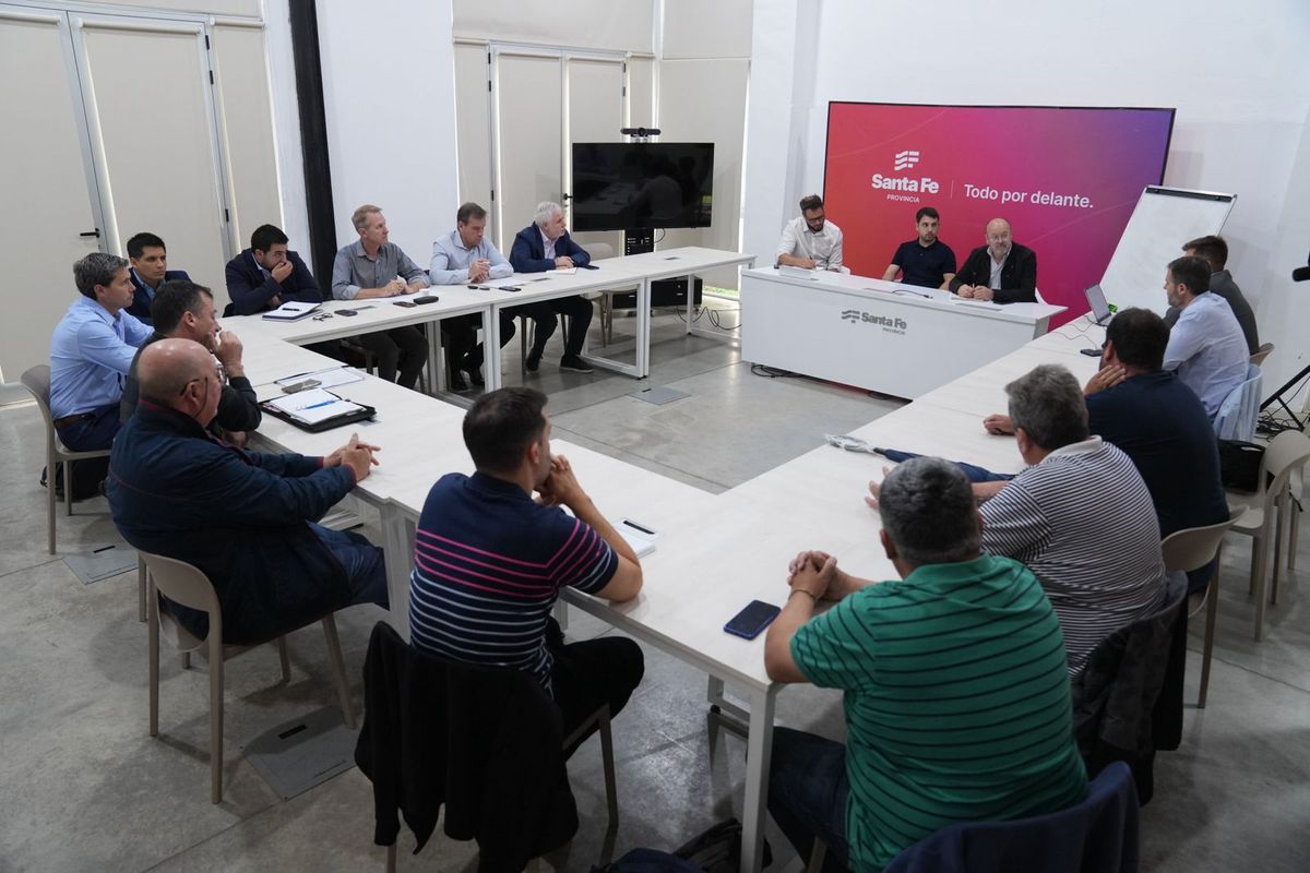 Funcionarios de los ministerios de Ambiente y Cambio Clim&aacute;tico, de Trabajo y de Desarrollo Productivo del Gobierno de la Provincia de Santa Fe se reunieron con representantes de frigor&iacute;ficos del sector pesquero.
