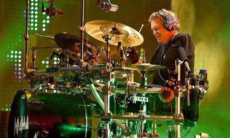 Rick Allen, baterista de Def Leppard, cumple 58 años. El artista que salió adelante luego de un grave accidente automovilístico. Rick Allen, baterista de Def Leppard, cumple 58 años. El artista que salió adelante luego de un grave accidente automovilístico.