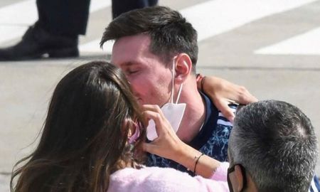 El beso romántico entre Leo y Anto en Rosario. El beso romántico entre Leo y Anto en Rosario.