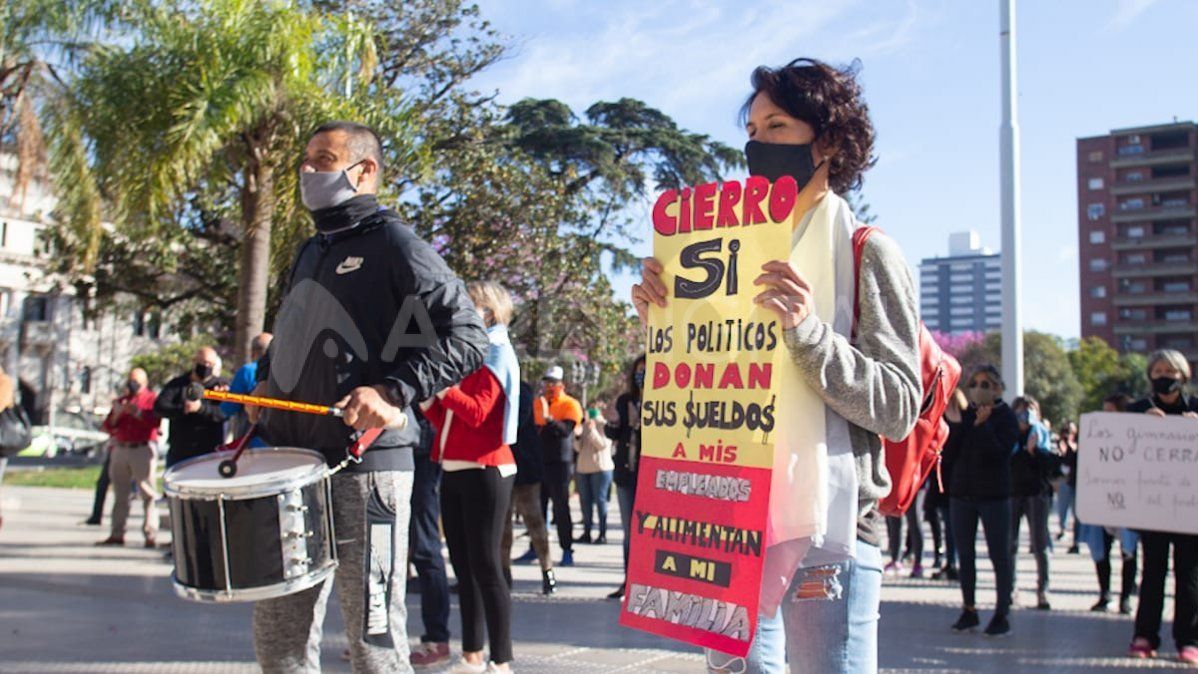 Un grupo de comerciantes protestaba esta mañana frente a Casa de Gobierno