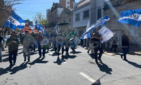Se hará un solo acto, a las 13, en la plaza frente a la Legislatura provincial, donde se dará lectura a un documento consensuado. Se hará un solo acto, a las 13, en la plaza frente a la Legislatura provincial, donde se dará lectura a un documento consensuado.