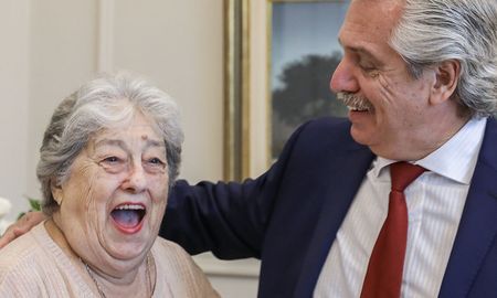 El presidente Alberto Fernández envió un mensajes a las madres en su día y saludó a las referentes de Madres y Abuelas de Plaza de Mayo. El presidente Alberto Fernández envió un mensajes a las madres en su día y saludó a las referentes de Madres y Abuelas de Plaza de Mayo.