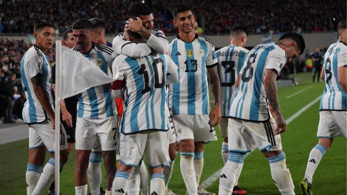 Como Sponsor Oficial de la Selección Argentina desde hace más de una década, la aseguradora vuelve a sumarse al camino mundialista del equipo campeón del mundo. Como Sponsor Oficial de la Selección Argentina desde hace más de una década, la aseguradora vuelve a sumarse al camino mundialista del equipo campeón del mundo. 
