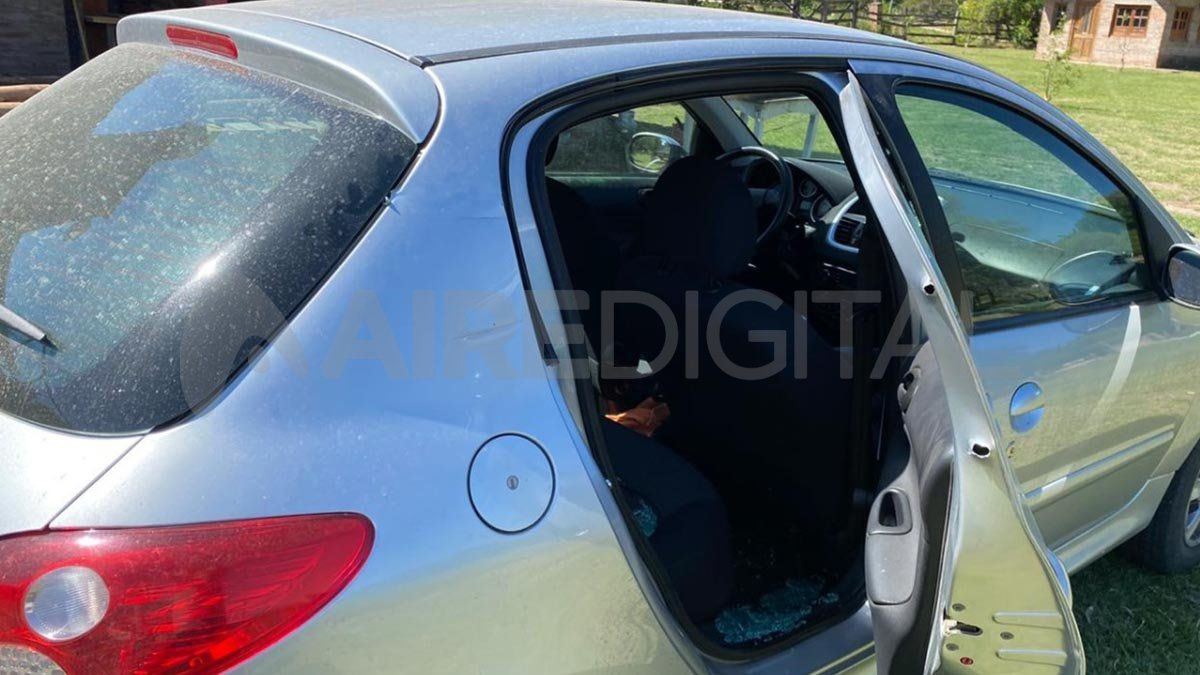 El auto que robó la banda de la casa situada al lado de la Subcomisaría.