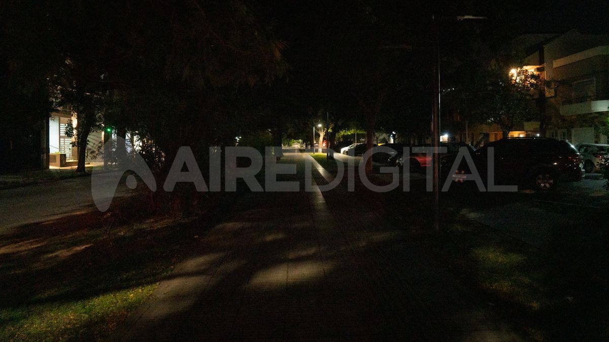 La mayor parte de las 19 cuadras de Avenida Freyre se encuentran casi a oscuras. La mayor parte de las 19 cuadras de Avenida Freyre se encuentran casi a oscuras.