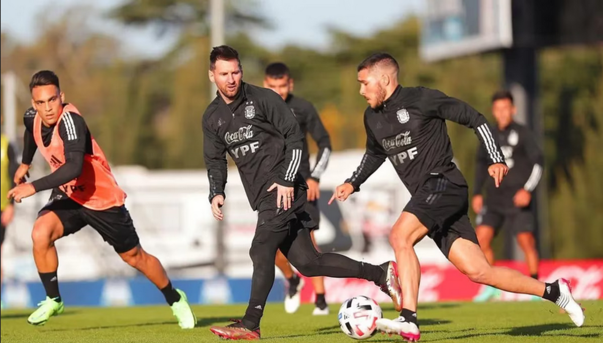 Emiliano Buendia se lesionó en una práctica de Aston Vila a dos días del debut en Premier League ante Newcastle.