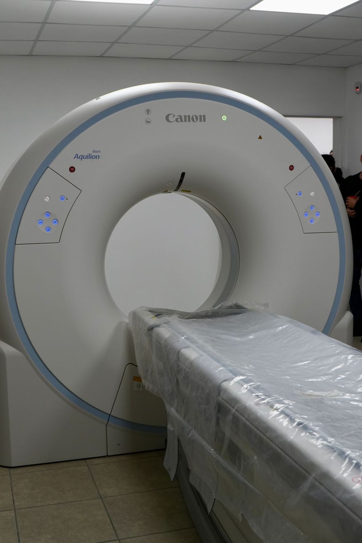 El nuevo tomógrafo, de última generación, es el primero instalado en una institución pública universitaria del país. El nuevo tomógrafo, de última generación, es el primero instalado en una institución pública universitaria del país.