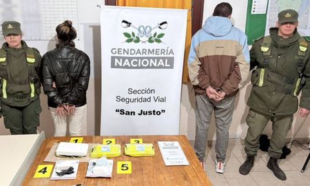 Gendarmería detuvo a un hombre y una mujer que viajaban desde Rosario hacia Reconquista por la ruta 11 con cocaína oculta en el vehículo. Gendarmería detuvo a un hombre y una mujer que viajaban desde Rosario hacia Reconquista por la ruta 11 con cocaína oculta en el vehículo.