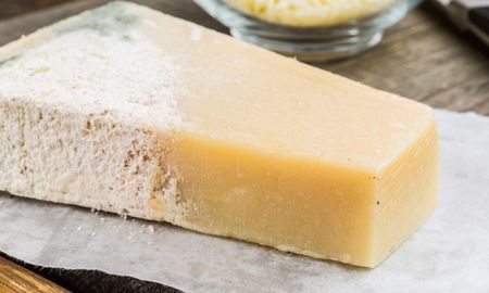 Los riesgos de quitar el moho de un alimento y comer el resto