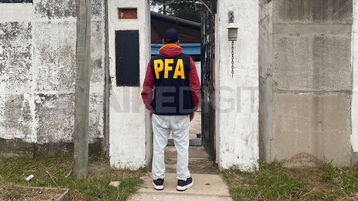 Agentes de la PFA en uno de los domicilios allanados. Agentes de la PFA en uno de los domicilios allanados.