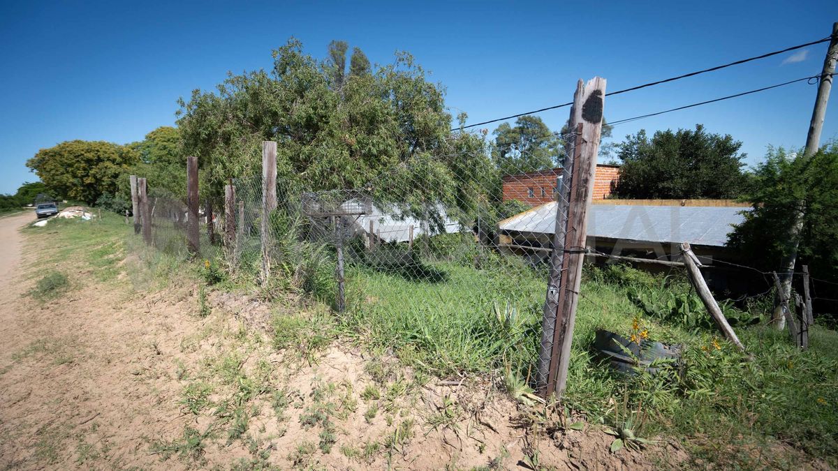 En Rincón, los alambrados, las cercas, los corrales y hasta las viviendas se construyen en el talud del terraplén. En Rincón, los alambrados, las cercas, los corrales y hasta las viviendas se construyen en el talud del terraplén.