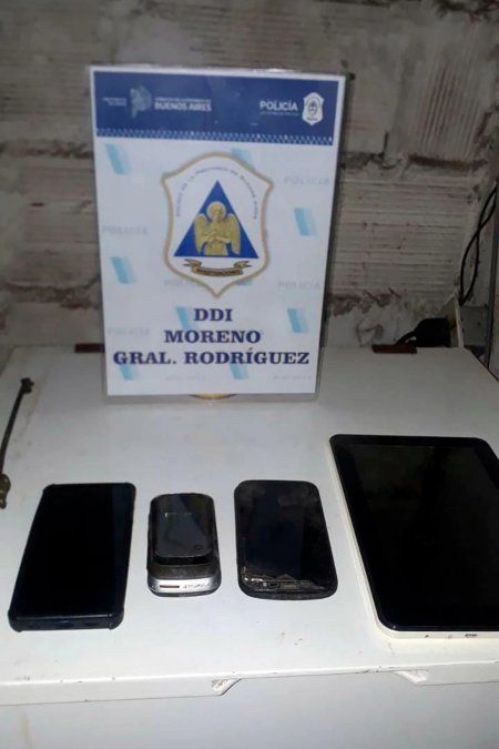 Algunos de los elementos secuestrados en el domicilio de Ituzaingó