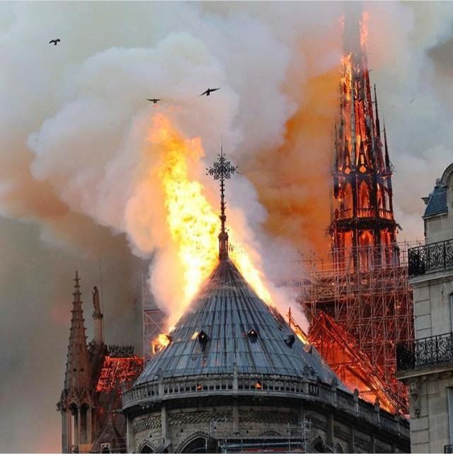 Así se desplomaba la aguja central del templo de Notre Dame por las llamas
