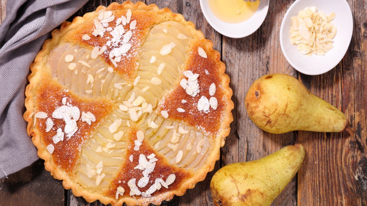 La receta saludable para hacer esta tarta de pera y almendras sin azúcar.