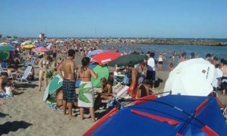 liberaron a la pareja detenida por enterrar a su beba en la arena para ir al mar liberaron a la pareja detenida por enterrar a su beba en la arena para ir al mar