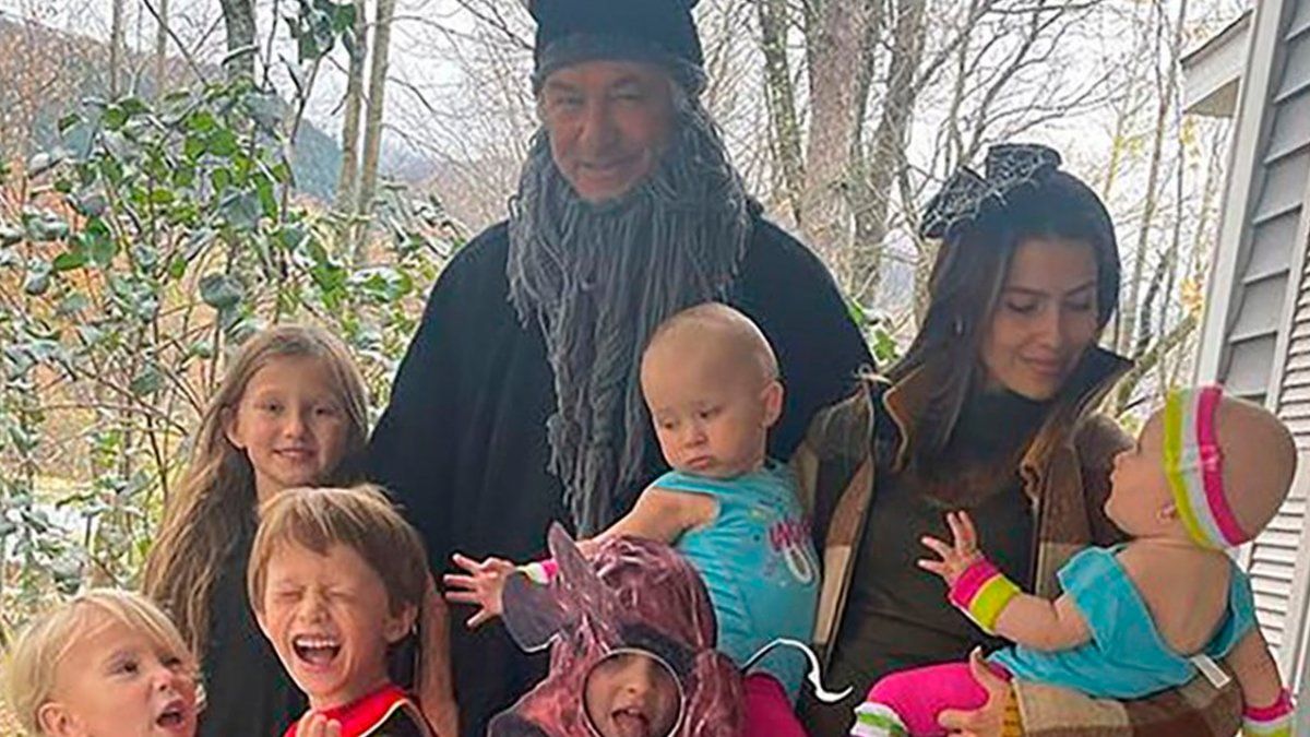 Alec Baldwin festejó Halloween con su familia y generó indignación