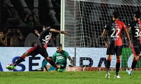 Jorge Benítez pateó tres penales en su carrera y falló dos. Este lunes desperdició otro que le impidió a Colón vencer a Newells. Jorge Benítez pateó tres penales en su carrera y falló dos. Este lunes desperdició otro que le impidió a Colón vencer a Newells.