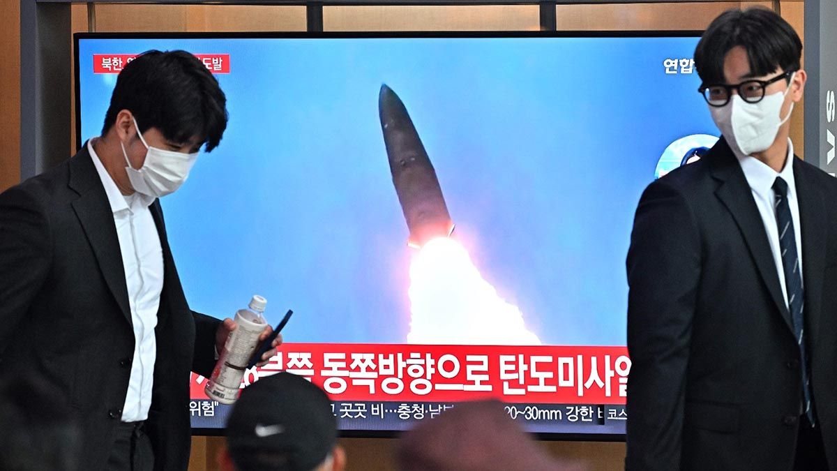 Una pantalla de televisión muestra la imagen de un ejercicio militar de Corea del Norte durante un programa de noticias.