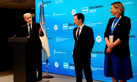 El secretario general de Presidencia, Julio Vitobello, destacó que los comicios se desarrollaron con total normalidad, tranquilidad y en paz. El secretario general de Presidencia, Julio Vitobello, destacó que los comicios se desarrollaron con total normalidad, tranquilidad y en paz.