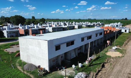 En San Justo, la Provincia retomó la construcción de nueve unidades de un plan nacional de 21 que habían quedado inconclusas tras la retirada del financiamiento. En San Justo, la Provincia retomó la construcción de nueve unidades de un plan nacional de 21 que habían quedado inconclusas tras la retirada del financiamiento.