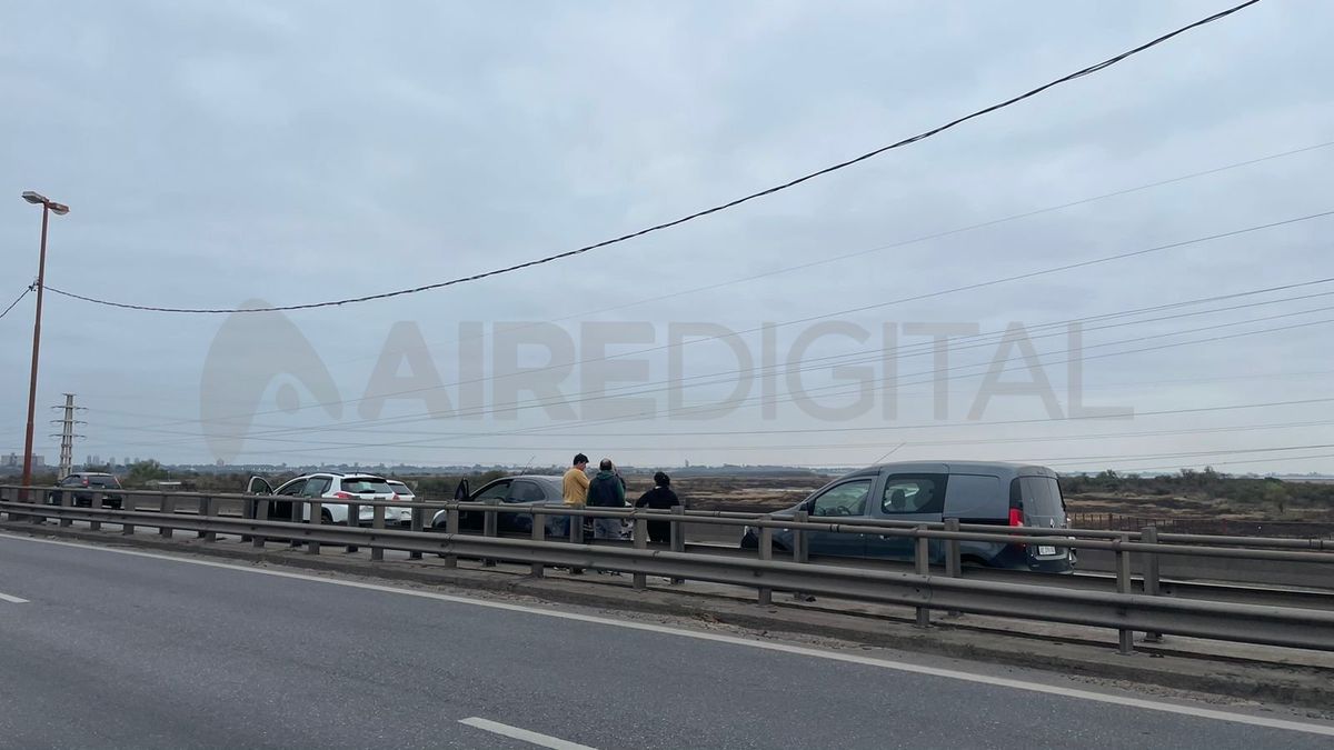 Tres vehículos chocaron minutos después de ser controlado el incendio de pastizales en la 168. Tres vehículos chocaron minutos después de ser controlado el incendio de pastizales en la 168.