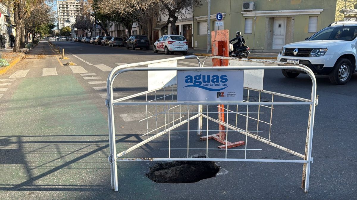 El nuevo socavón se generó en Urquiza y Amenabar.