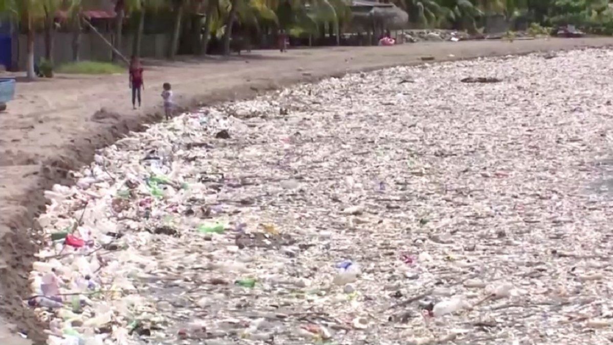 Video: un tsunami de toneladas de basura inunda las playas de Honduras