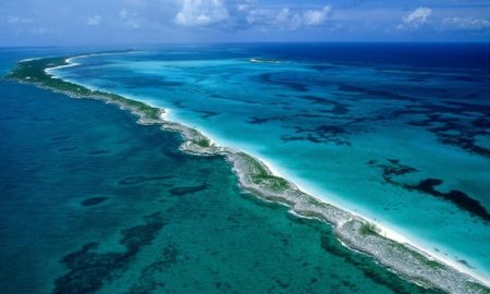 Ubicada al nordeste de Australia, es el conjunto de arrecifes coralinos más grande del mundo Ubicada al nordeste de Australia, es el conjunto de arrecifes coralinos más grande del mundo