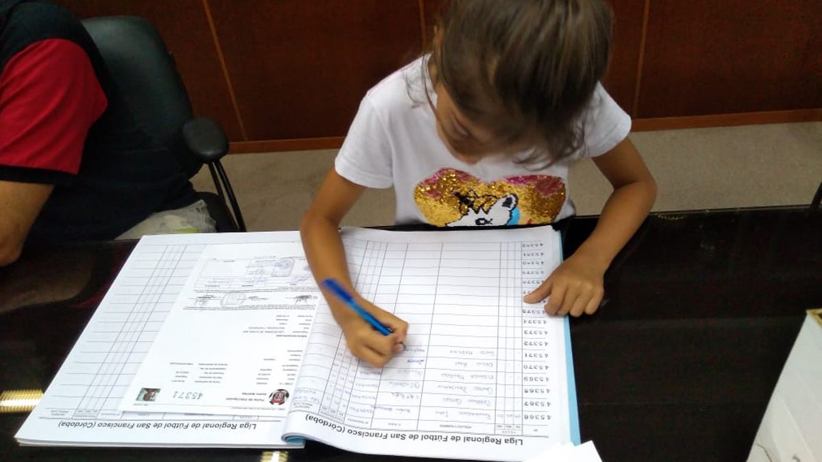 Martina Raspo, la nena de 9 años que no dejaban jugar al fútbol con un equipo de varones podrá jugar la Liga de San Francisco