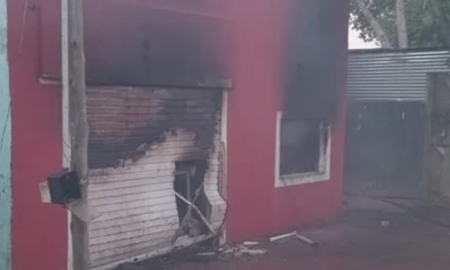Una adolescente de 17 años y un niño de 3 pudieron escapar de las llamas. El siniestro habría sido accidental. Una adolescente de 17 años y un niño de 3 pudieron escapar de las llamas. El siniestro habría sido accidental.