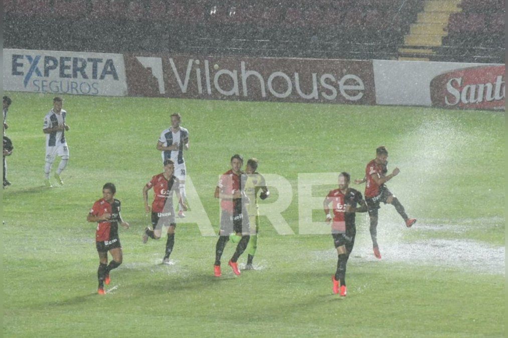 A pesar del agua caída, Darío Herrera señaló que Colón y Talleres debían jugar en el Brigadier López.