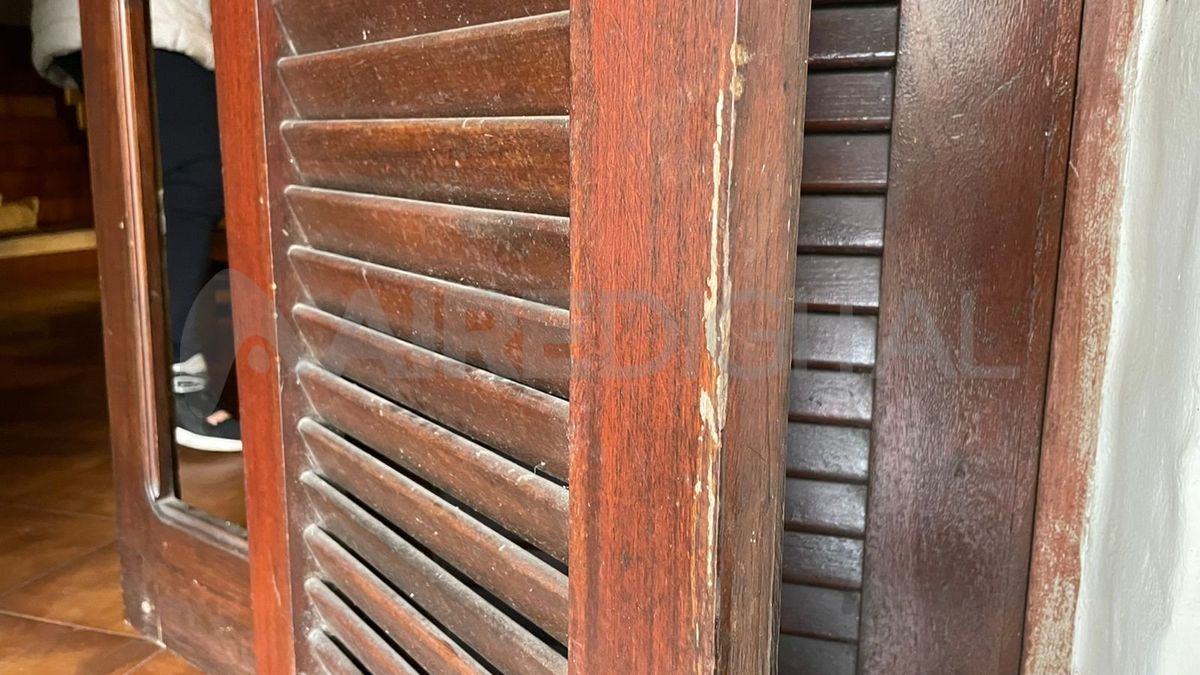 El ruido causado por la explosión del vidrio alertó a la familia que accionó la alarma.