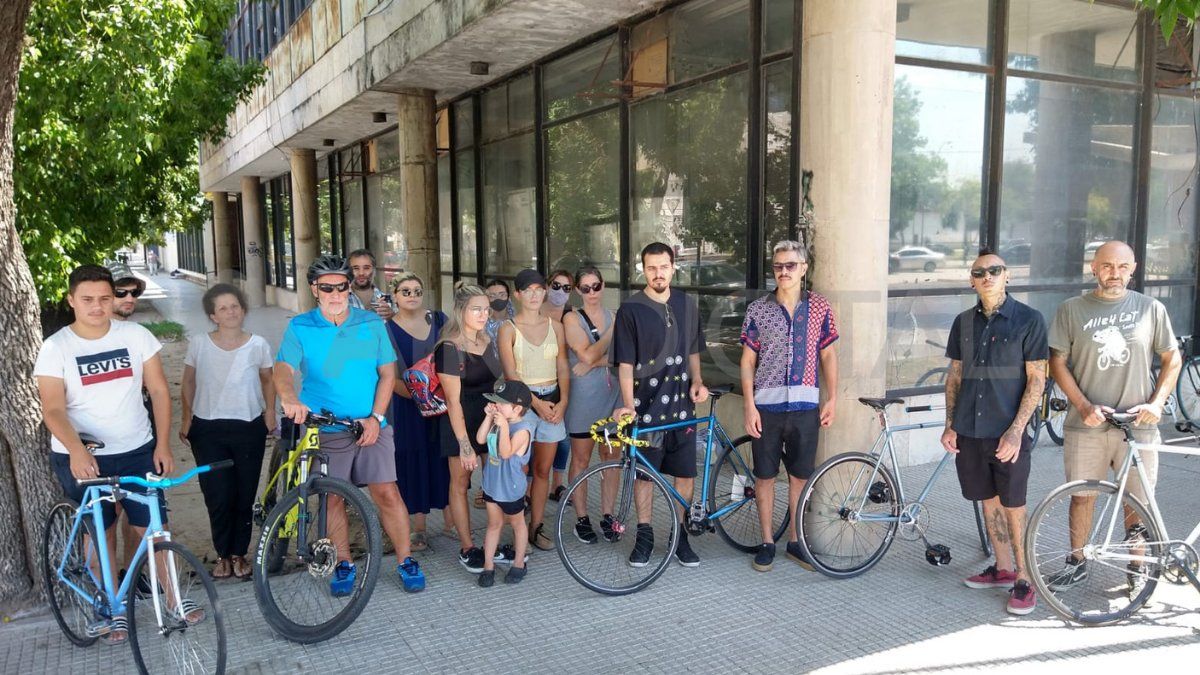 Los familiares y allegados a Patricio Gómez se congregaron en la esquina de Medoza y 27 de Febrero, donde fue el accidente.