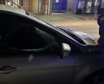 El ataque delictivo ocurrió en la zona de Mariano Comas al 2600, donde los delincuentes rompieron la ventanilla del vehículo. El ataque delictivo ocurrió en la zona de Mariano Comas al 2600, donde los delincuentes rompieron la ventanilla del vehículo.
