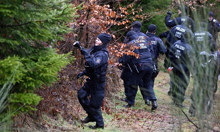 Dos menores asesinaron a puñaladas a una compañera en un bosque de Alemania. Dos menores asesinaron a puñaladas a una compañera en un bosque de Alemania.