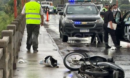 Al momento del derrape, el motociclista llevaba un casco que quedó destruido por el impacto. Al momento del derrape, el motociclista llevaba un casco que quedó destruido por el impacto.