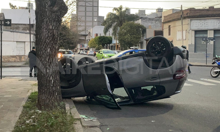 Un Citröen quedó ruedas para arriba en Bulevar Zavalla y Vera. Un Citröen quedó ruedas para arriba en Bulevar Zavalla y Vera.