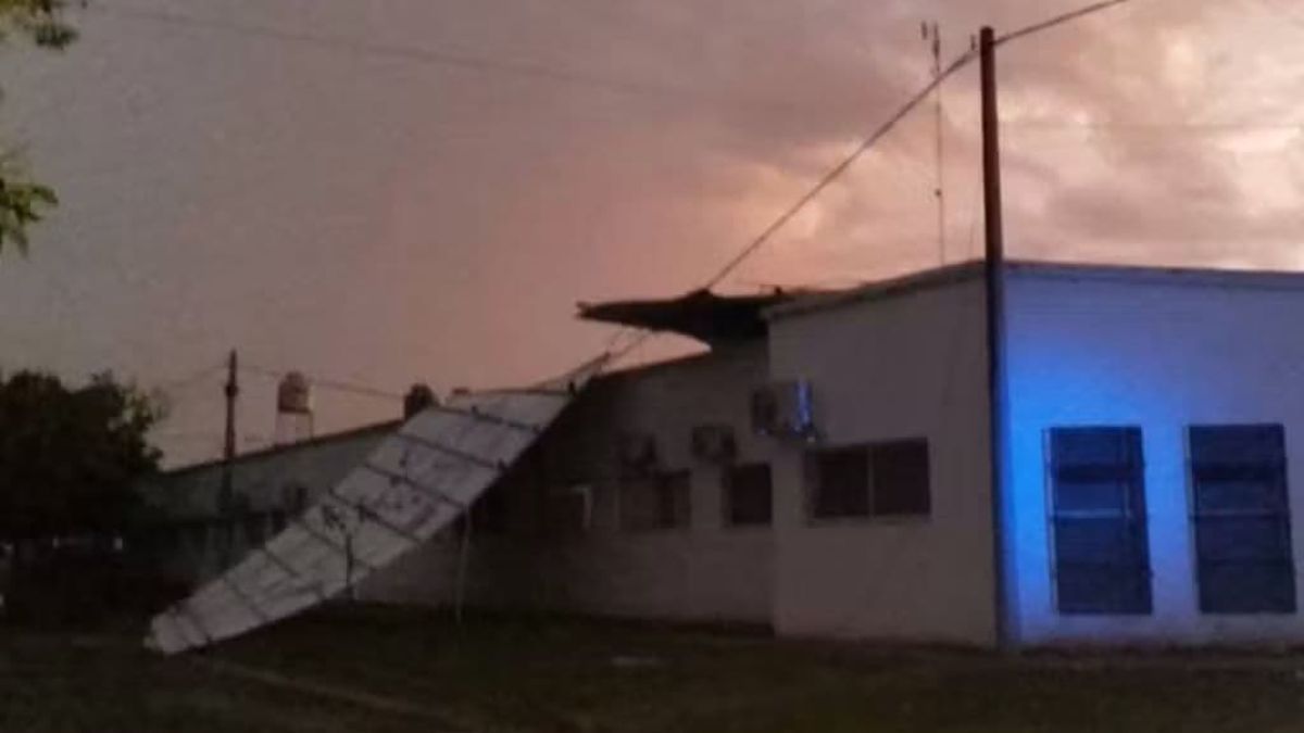 En Villa Constitución el viento provocó la voladura de los techos del centro de salud.