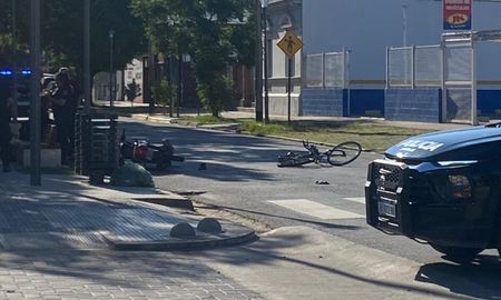 Una moto y una bicicleta colisionaron en J.J. Paso y San Lorenzo, en el sur de la ciudad de Santa Fe. Hay una persona trasladada. Una moto y una bicicleta colisionaron en J.J. Paso y San Lorenzo, en el sur de la ciudad de Santa Fe. Hay una persona trasladada.