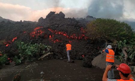 Técnicos de Involcán toman muestras de las coladas de lava para hacer análisis petrológicos. Técnicos de Involcán toman muestras de las coladas de lava para hacer análisis petrológicos.