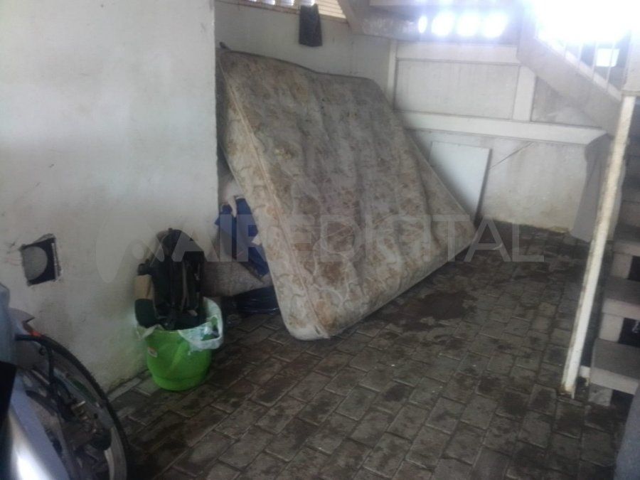 Los vecinos del edificio aseguran que parte de los espacios comunes son utilizados como baños. Una familia del lugar habría permitido el ingreso de un grupo de personas, a quienes luego se sumaron otros usurpadores.