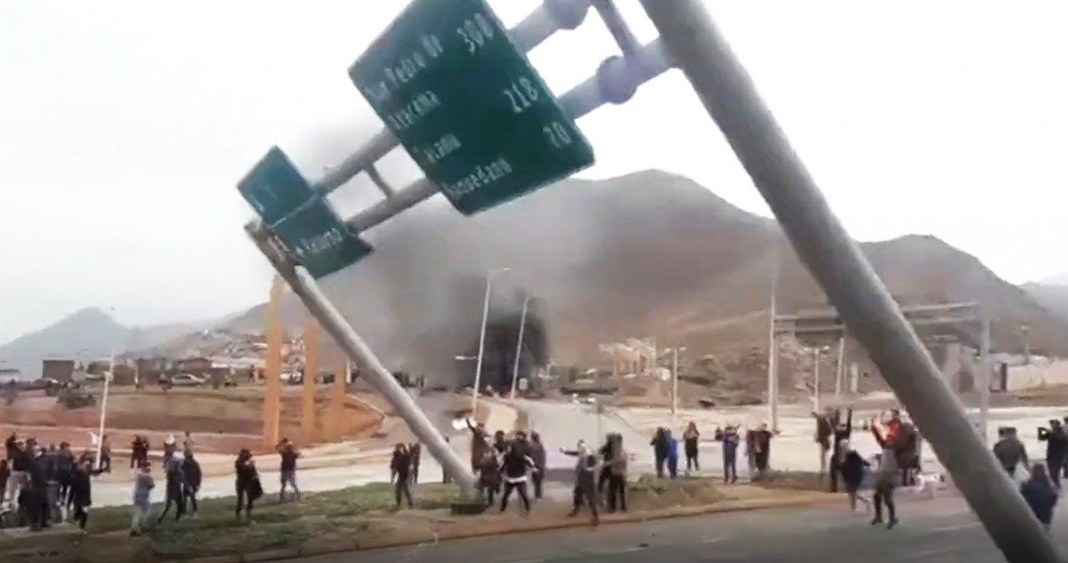 Antofagasta, una ciudad destrozada: manifestantes incendiaron edificios y derribaron carteles