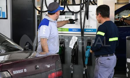 Con cada tanque de nafta que se carga en Santa Fe y en el resto del país, se subsidia el boleto de colectivos en Buenos Aires y alrededores. Con cada tanque de nafta que se carga en Santa Fe y en el resto del país, se subsidia el boleto de colectivos en Buenos Aires y alrededores.