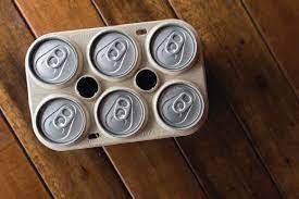 Beber de una lata a pico sobre el metal no es higiénico. Por eso, estos envases cuentan con un mecanismo para evitarlo. 