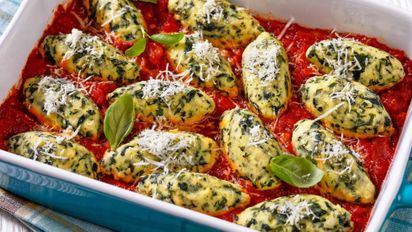 Malfattis de espinaca sin huevo con salsa de hongos: receta fácil y saludable en minutos