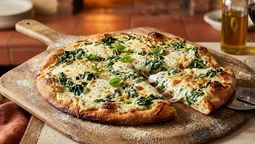 altText(Espinaca, salsa blanca y queso: la mezcla que puede cambiar tus pizzas para siempre)}