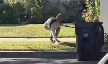 Mia Khalifa, quien fue filmada por un transeúnte en las calles de su barrio juntando la caca de su perro Mia Khalifa, quien fue filmada por un transeúnte en las calles de su barrio juntando la caca de su perro