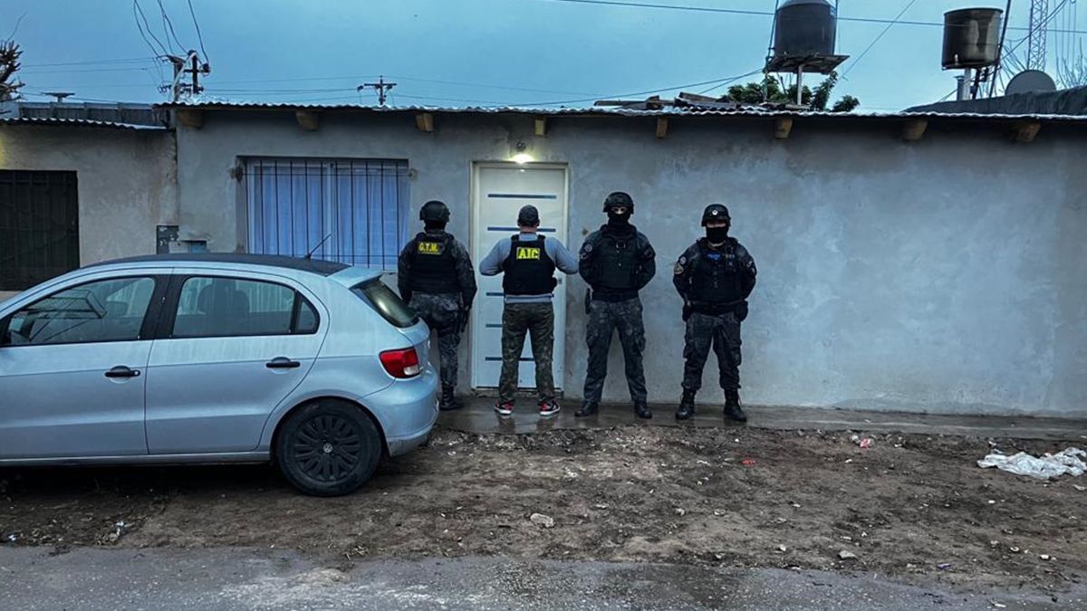 Personal de la Agencia de Investigación Criminal (AIC) ingresó a una vivienda ubicada en Alsina al 5200 y detuvo a Iván “Pochito” M., de 26 años. Personal de la Agencia de Investigación Criminal (AIC) ingresó a una vivienda ubicada en Alsina al 5200 y detuvo a Iván “Pochito” M., de 26 años.