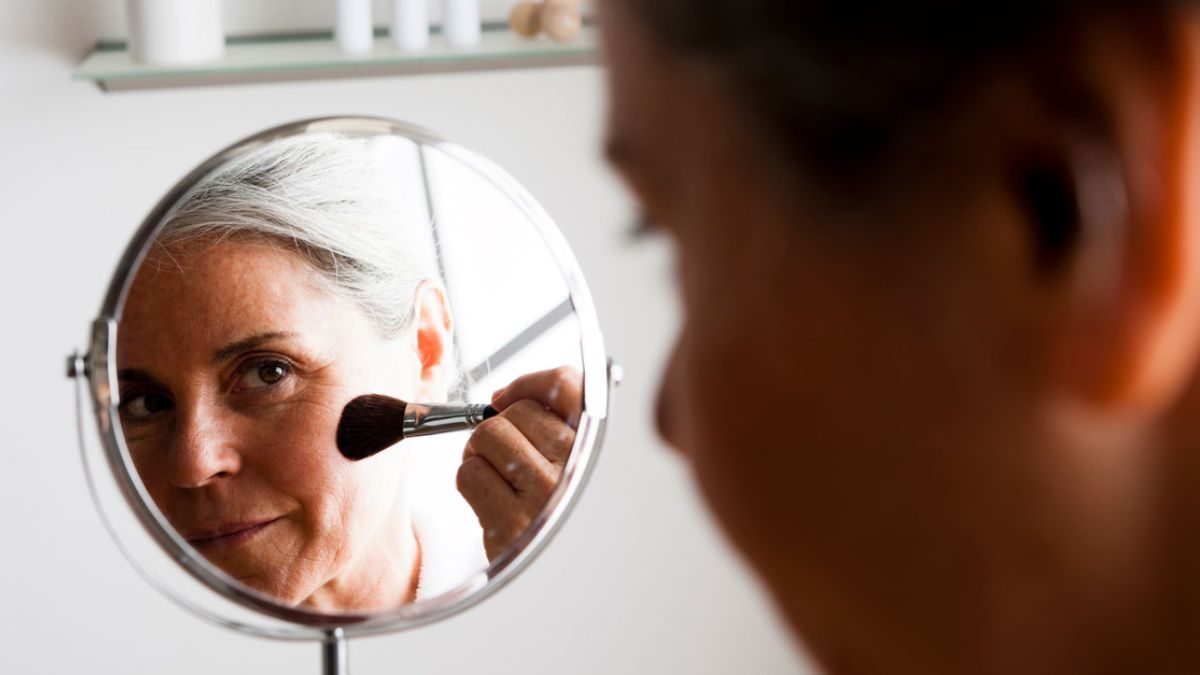 El truco del triángulo de luz para iluminar el rostro después de los 50 años.